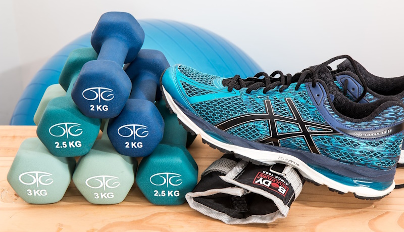 Chaussure de sport et altères.