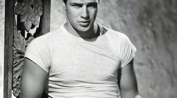 L'acteur Marlon Brando en T-shirt.