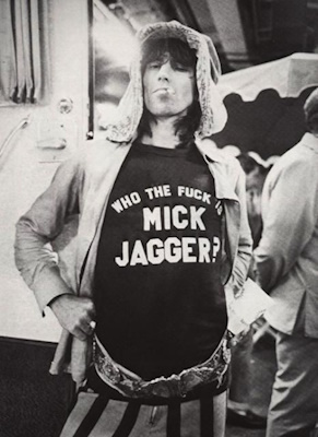 L'artiste Mick Jagger en T-shirt.